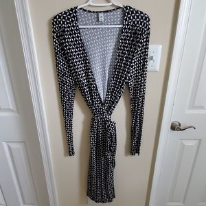 (Never worn) Black and White Old Navy Wrap Dress.